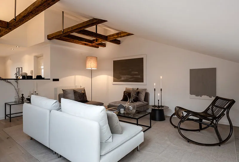 Просторная мансардная квартира со стеклянной перегородкой и балками (108 кв. м) - Gallery image 13