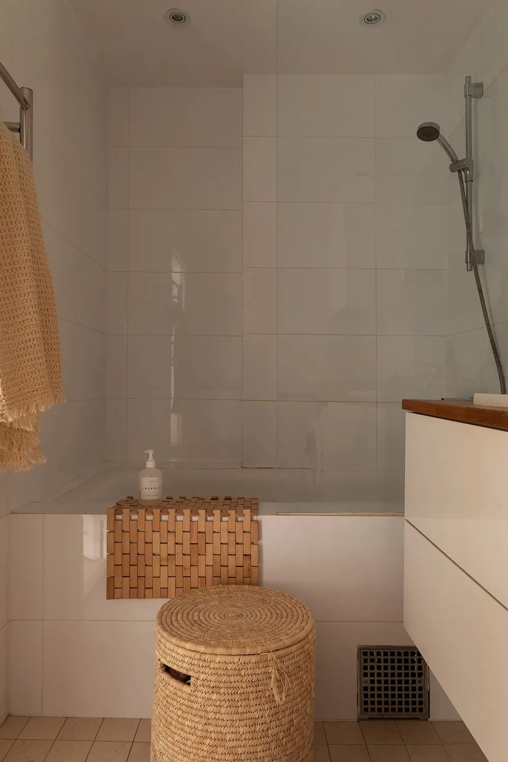 Стильний інтер'єр малої квартири з видом на кам'яну стіну (44 кв. м) - Gallery image 27