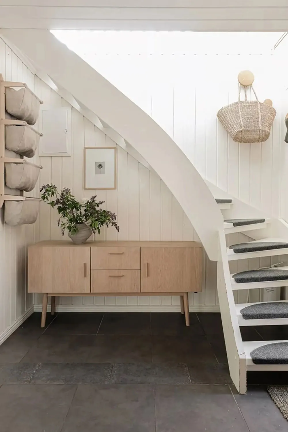 Deuxième lumière et fenêtres partout : maison au bord du lac en Suède - Gallery image 14