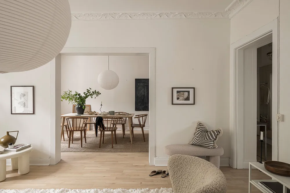 Белая скандинавская квартира с тёмным диваном (79 кв. м) - Gallery image 6