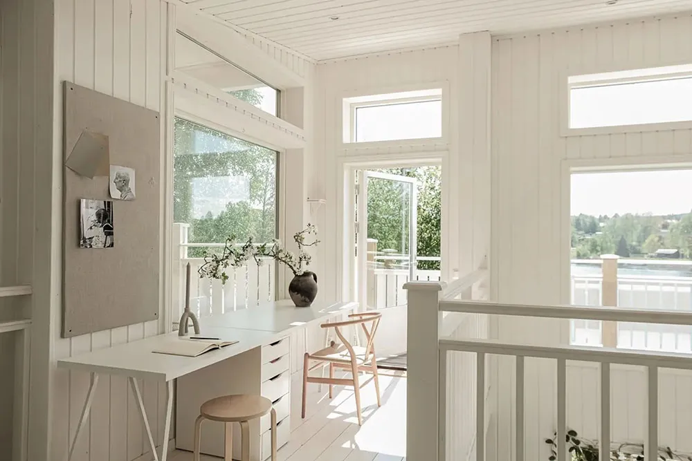 Deuxième lumière et fenêtres partout : maison au bord du lac en Suède - Gallery image 5