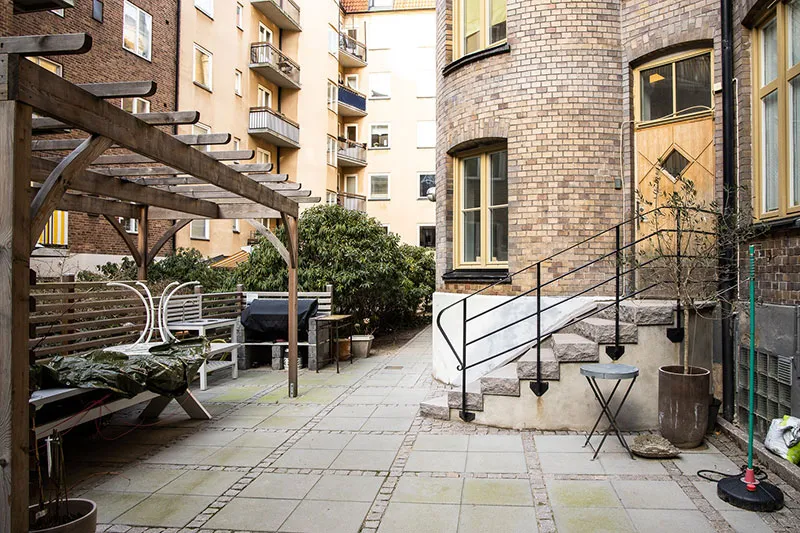 Просторная мансардная квартира со стеклянной перегородкой и балками (108 кв. м) - Gallery image 30