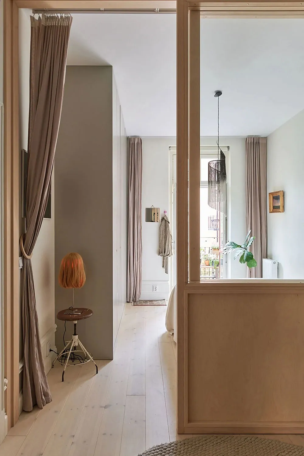 Cuisine en contreplaqué et poêle moderne : un appartement inhabituel à Stockholm (71 m²) - Gallery image 16