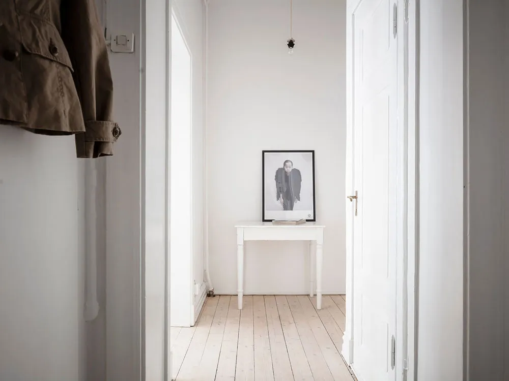 Светлый скандинавский интерьер со старинной кирпичной стеной на кухне (87 кв. м) - Gallery image 15