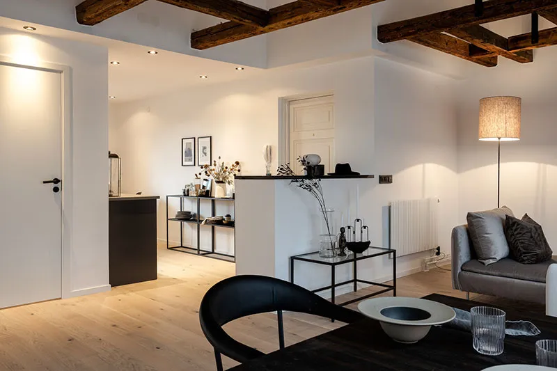 Просторная мансардная квартира со стеклянной перегородкой и балками (108 кв. м) - Gallery image 18