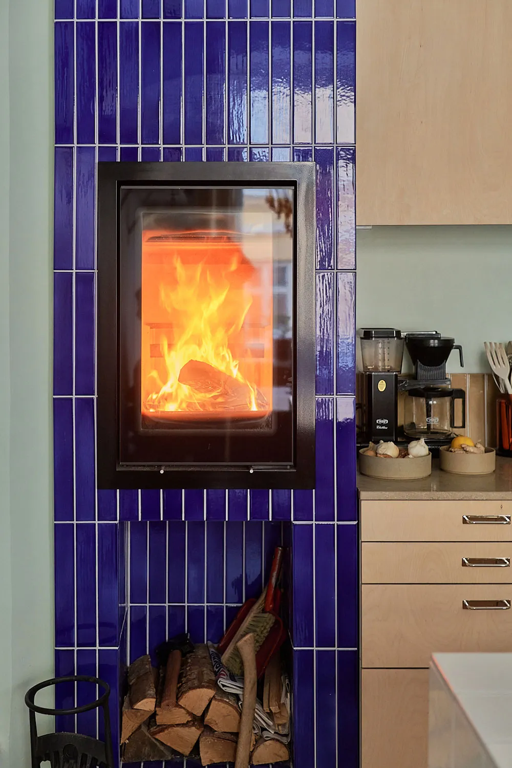 Cuisine en contreplaqué et poêle moderne : un appartement inhabituel à Stockholm (71 m²) - Gallery image 6