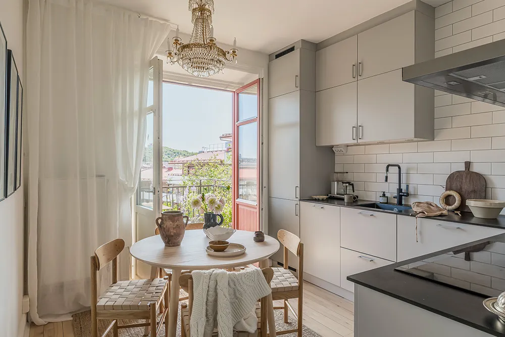 Белая скандинавская квартира с тёмным диваном (79 кв. м) - Gallery image 14