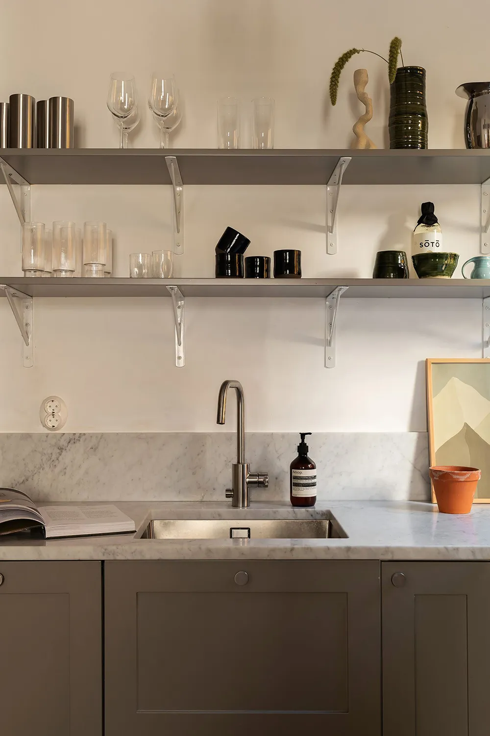 Стильний інтер'єр малої квартири з видом на кам'яну стіну (44 кв. м) - Gallery image 21