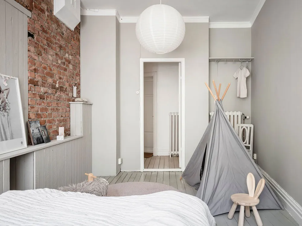 Светлый скандинавский интерьер со старинной кирпичной стеной на кухне (87 кв. м) - Gallery image 16