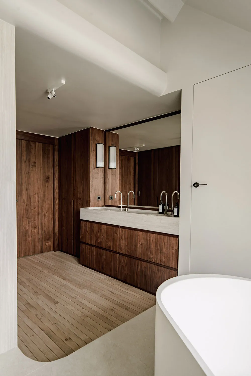 एक और पेरिस… छत के नीचे स्थित यह आकर्षक अपार्टमेंट, आधुनिक एवं स्टाइलिश डिज़ाइन का उत्कृष्ट उदाहरण है. - Gallery image 18