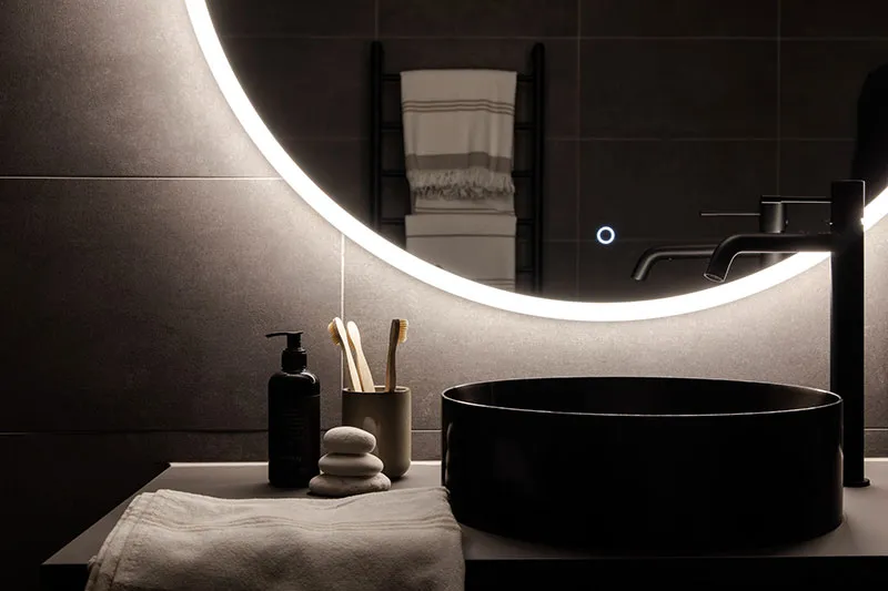 Просторная мансардная квартира со стеклянной перегородкой и балками (108 кв. м) - Gallery image 25