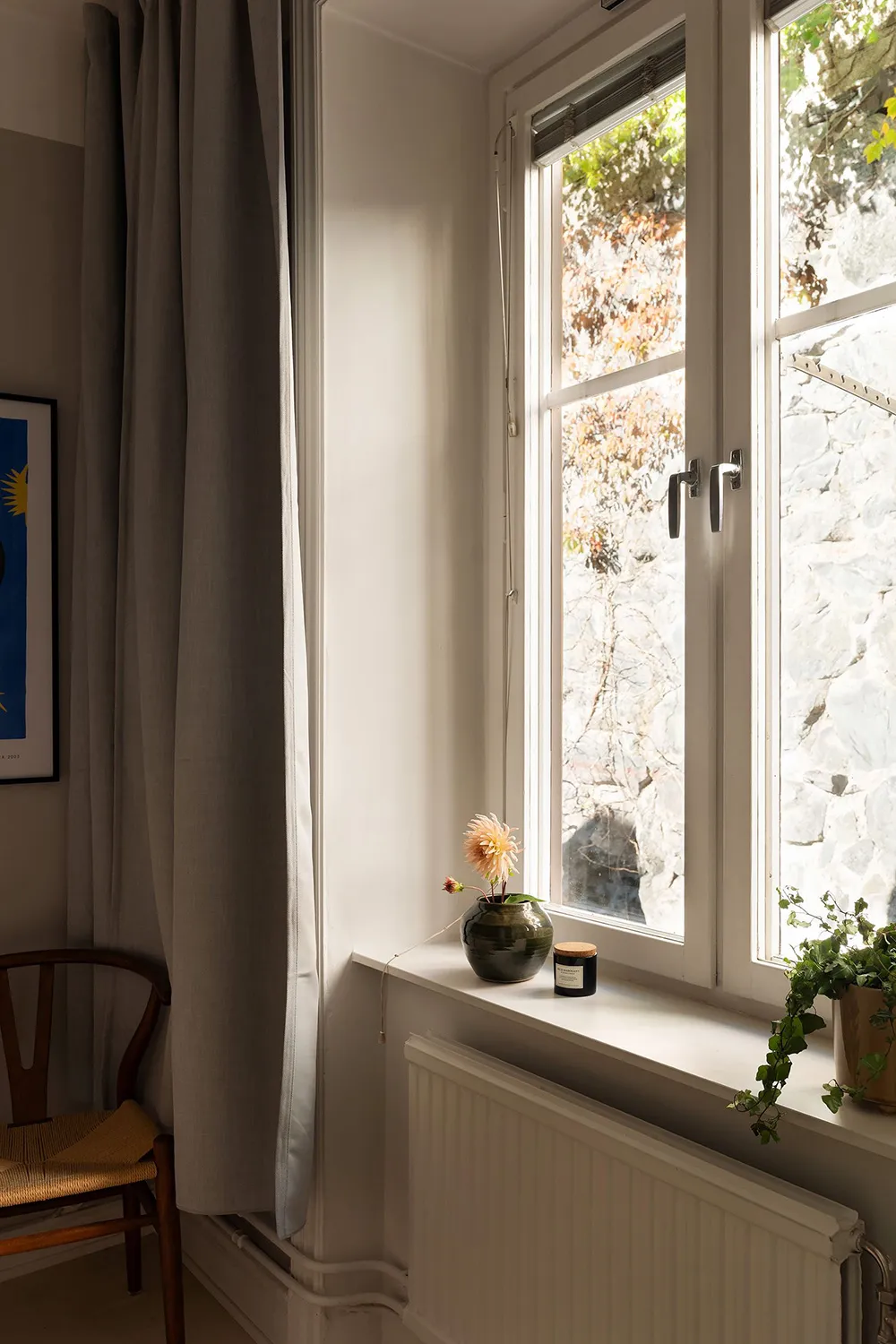 Стильний інтер'єр малої квартири з видом на кам'яну стіну (44 кв. м) - Gallery image 13