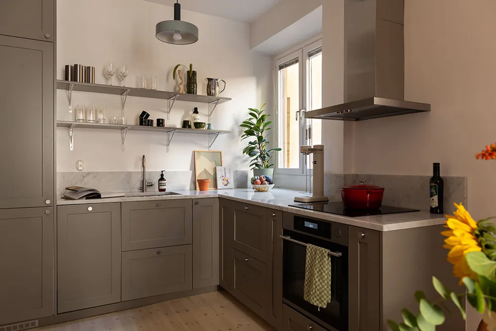 Стильний інтер'єр малої квартири з видом на кам'яну стіну (44 кв. м) - Gallery image 19