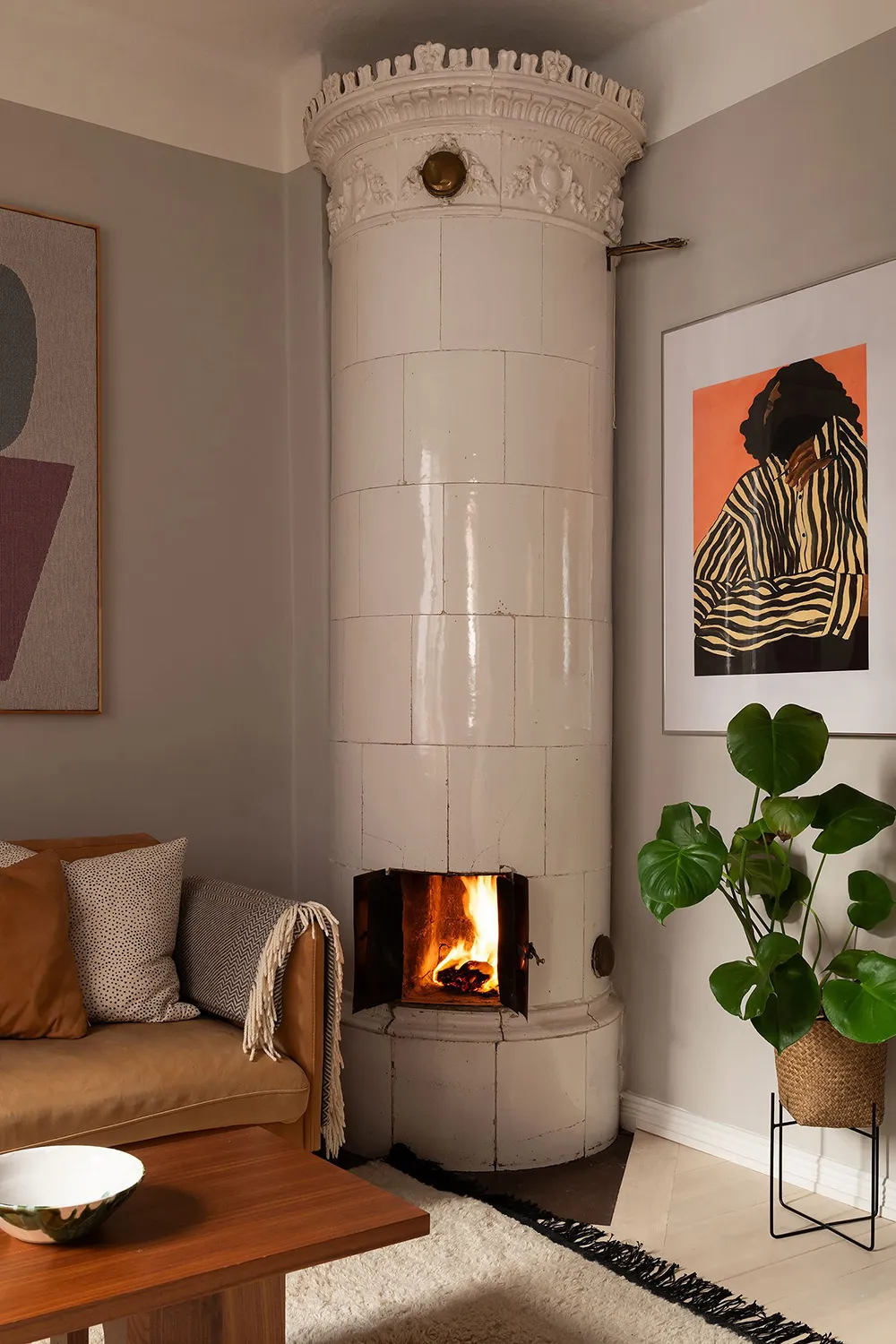 Стильний інтер'єр малої квартири з видом на кам'яну стіну (44 кв. м) - Gallery image 7