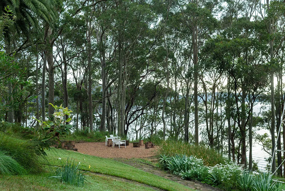 Amenos interiores de madera en un antiguo coto de campo en la costa de Australia - Gallery image 12