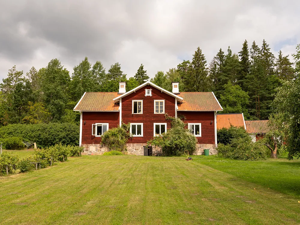 Просторные обновлённые интерьеры традиционной шведской дачи - Gallery image 31