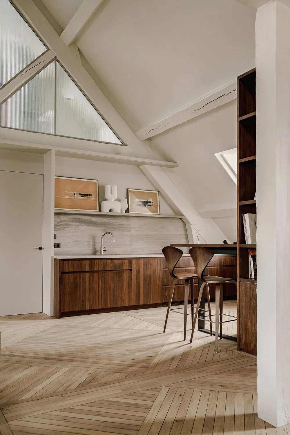 एक और पेरिस… छत के नीचे स्थित यह आकर्षक अपार्टमेंट, आधुनिक एवं स्टाइलिश डिज़ाइन का उत्कृष्ट उदाहरण है. - Gallery image 13