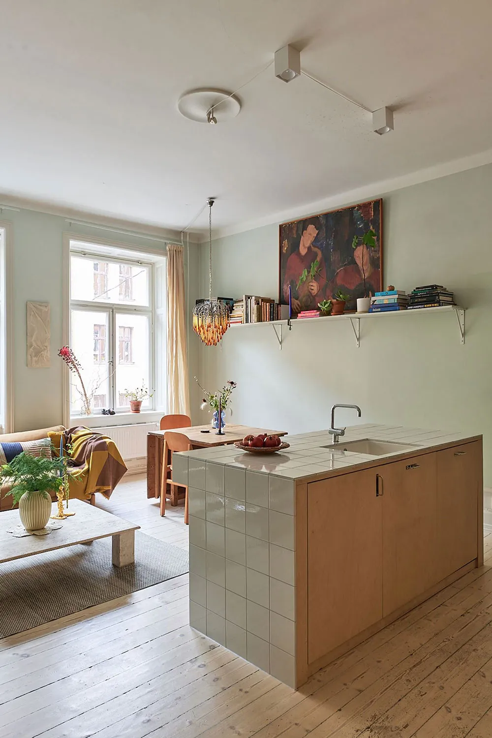 Cuisine en contreplaqué et poêle moderne : un appartement inhabituel à Stockholm (71 m²) - Gallery image 14
