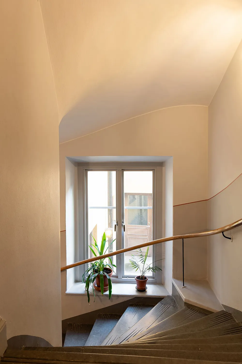 Стильний інтер'єр малої квартири з видом на кам'яну стіну (44 кв. м) - Gallery image 29