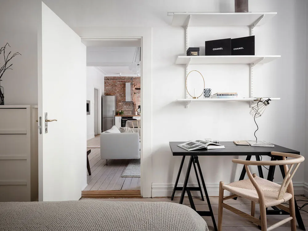 Светлый скандинавский интерьер со старинной кирпичной стеной на кухне (87 кв. м) - Gallery image 14