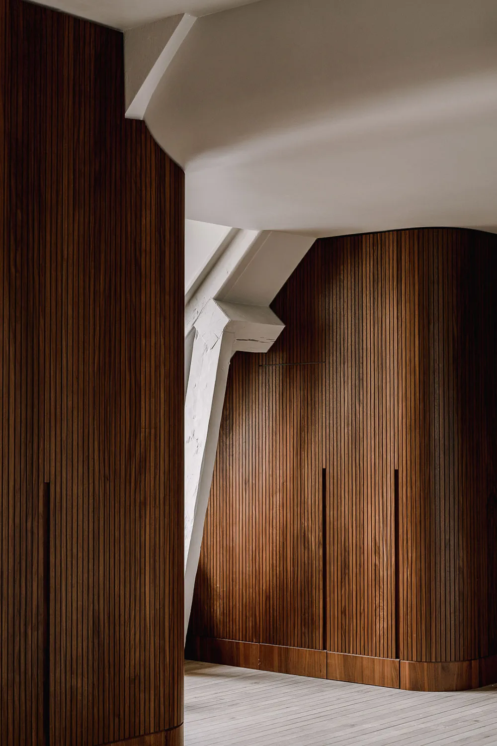 एक और पेरिस… छत के नीचे स्थित यह आकर्षक अपार्टमेंट, आधुनिक एवं स्टाइलिश डिज़ाइन का उत्कृष्ट उदाहरण है. - Gallery image 15