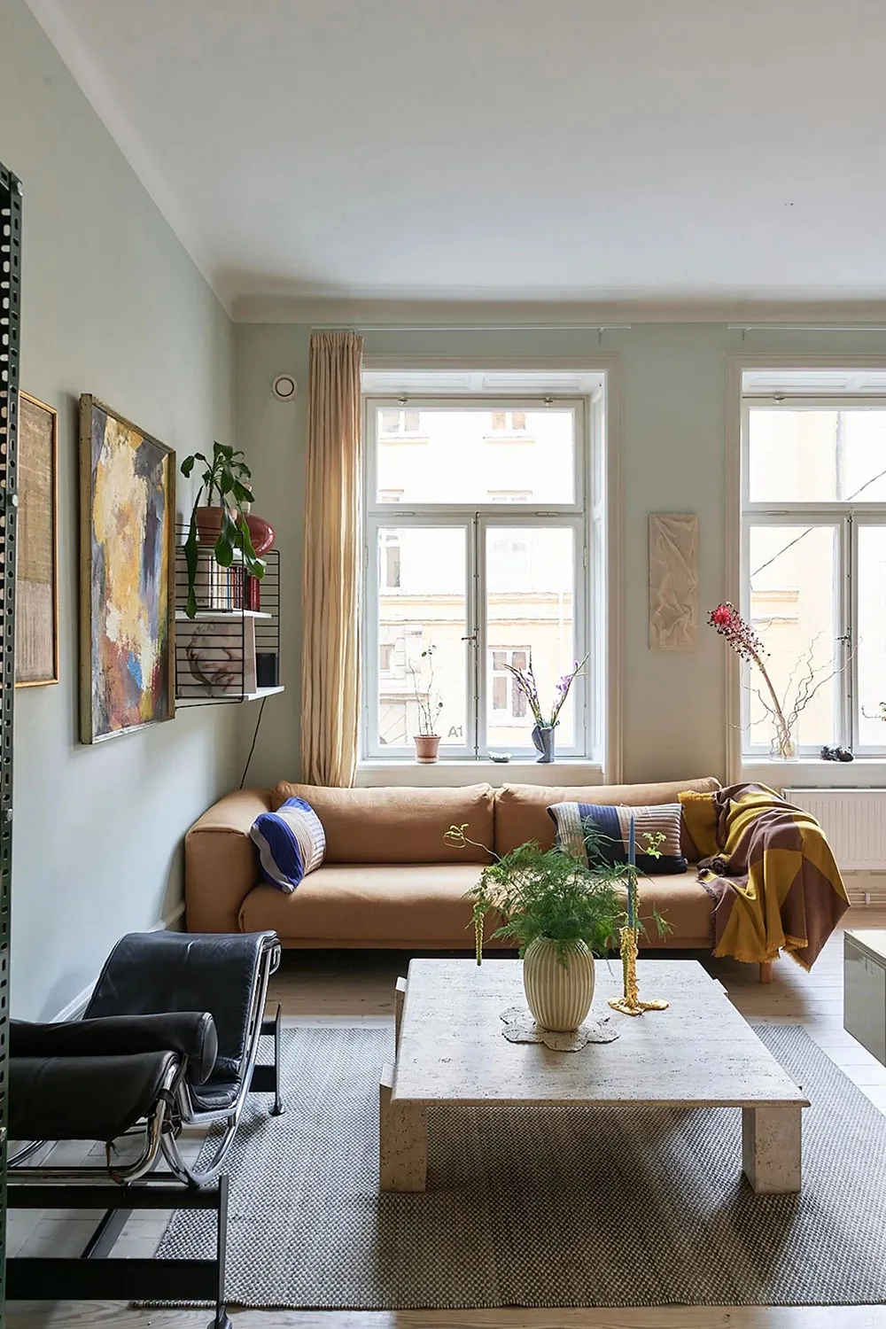 Cuisine en contreplaqué et poêle moderne : un appartement inhabituel à Stockholm (71 m²) - Gallery image 10