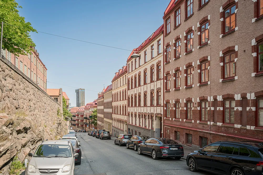 Белая скандинавская квартира с тёмным диваном (79 кв. м) - Gallery image 33