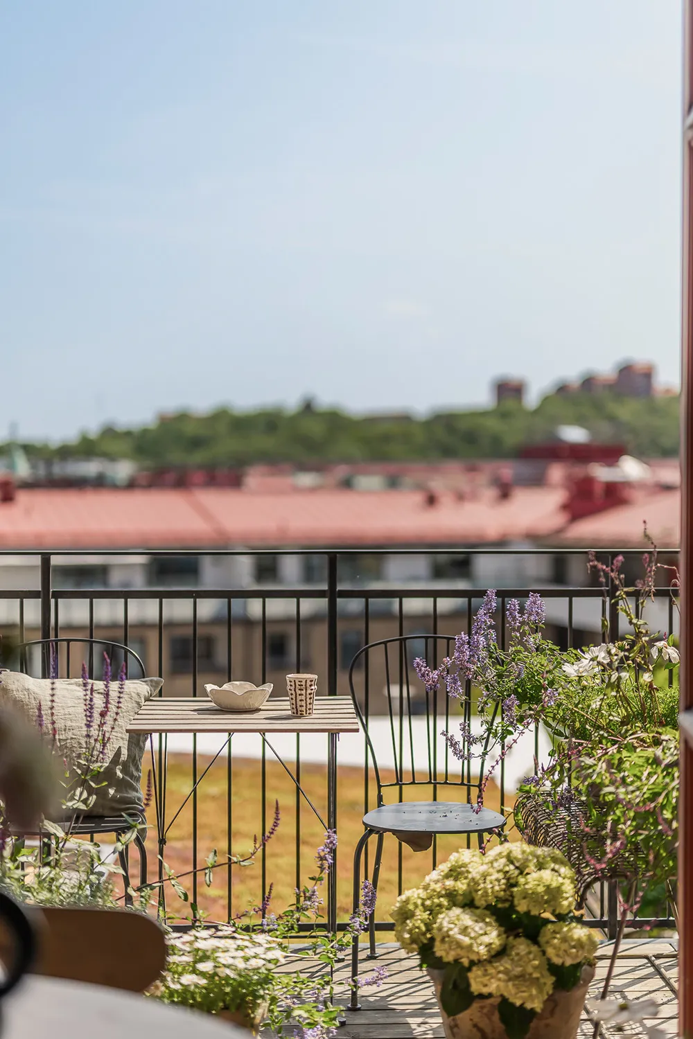 Белая скандинавская квартира с тёмным диваном (79 кв. м) - Gallery image 17