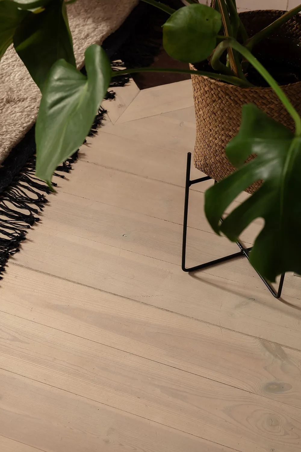 Стильний інтер'єр малої квартири з видом на кам'яну стіну (44 кв. м) - Gallery image 3