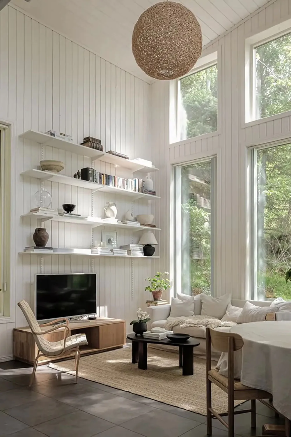 Deuxième lumière et fenêtres partout : maison au bord du lac en Suède - Gallery image 3