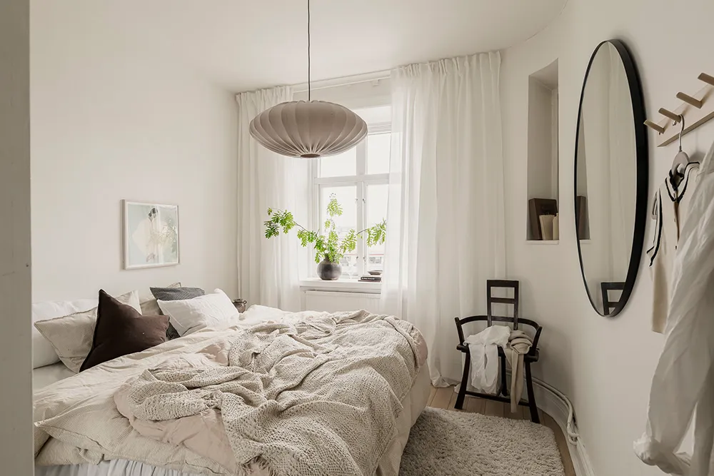 Белая скандинавская квартира с тёмным диваном (79 кв. м) - Gallery image 24