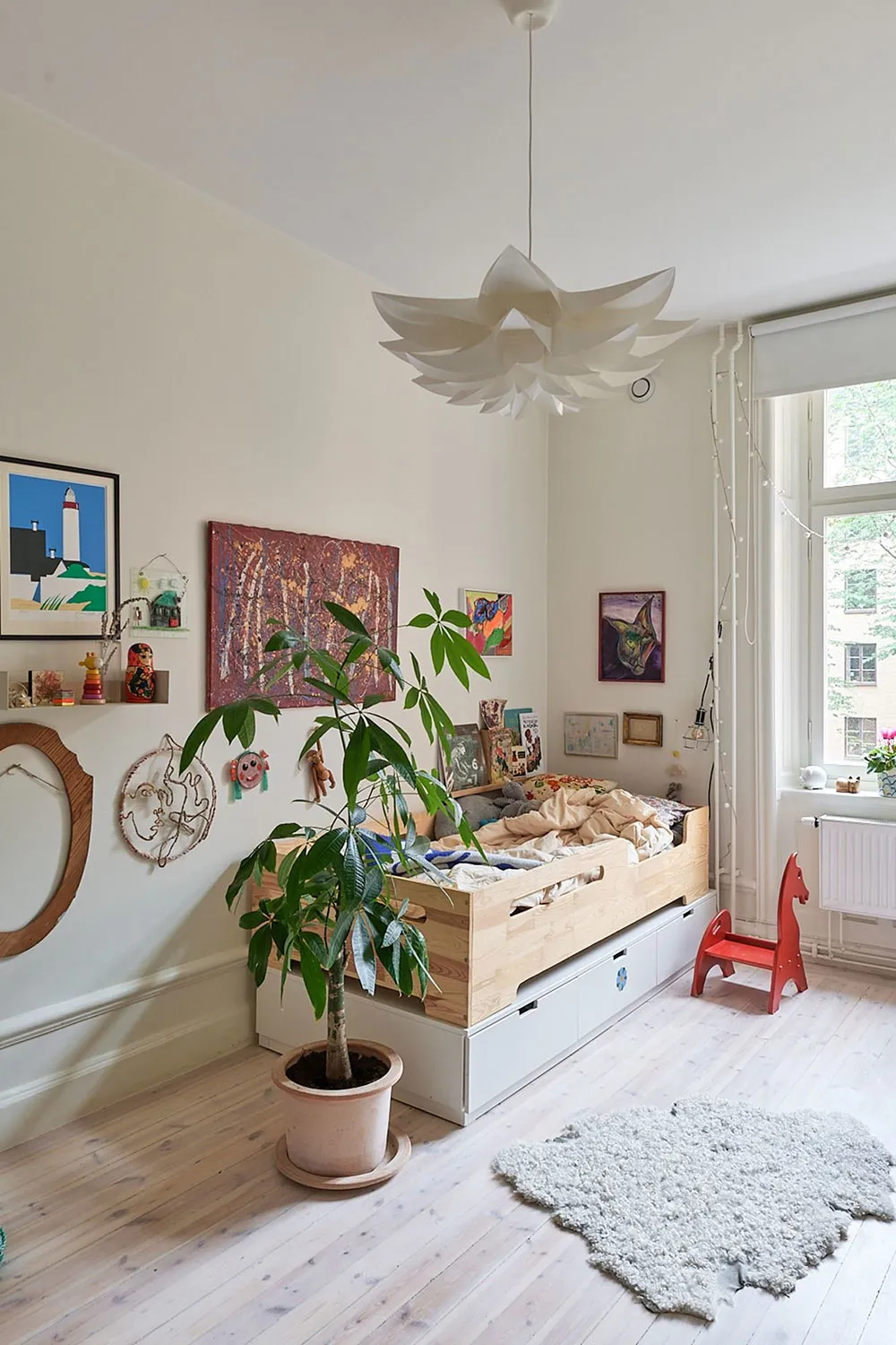 Cuisine en contreplaqué et poêle moderne : un appartement inhabituel à Stockholm (71 m²) - Gallery image 20