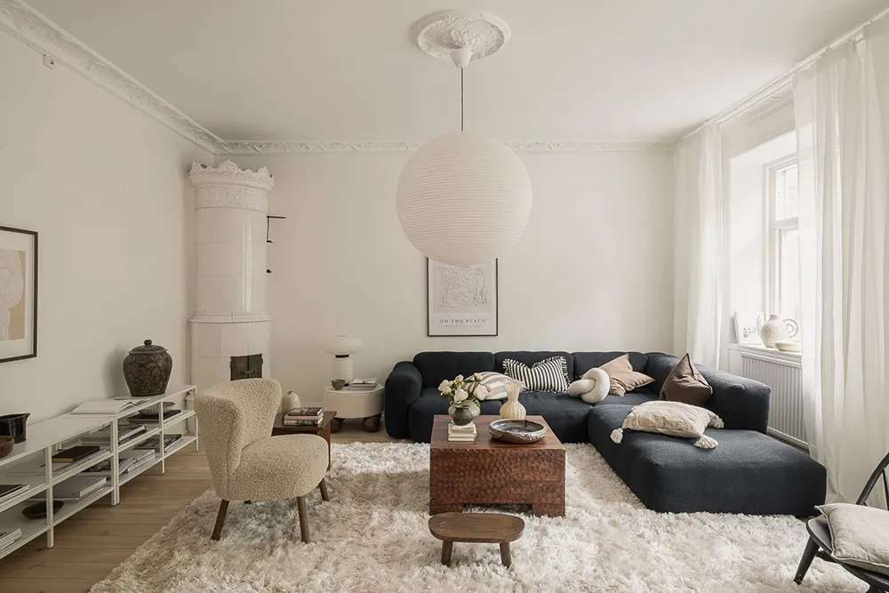 Белая скандинавская квартира с тёмным диваном (79 кв. м) - Gallery image 4