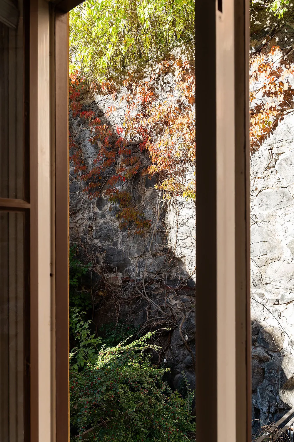 Стильний інтер'єр малої квартири з видом на кам'яну стіну (44 кв. м) - Gallery image 14