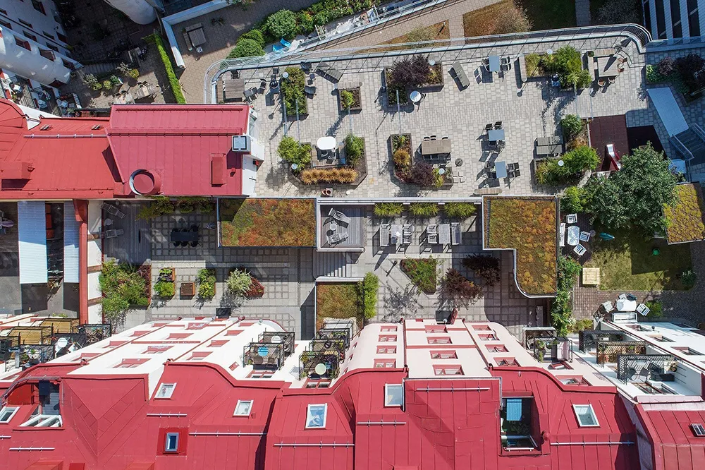 Белая скандинавская квартира с тёмным диваном (79 кв. м) - Gallery image 32