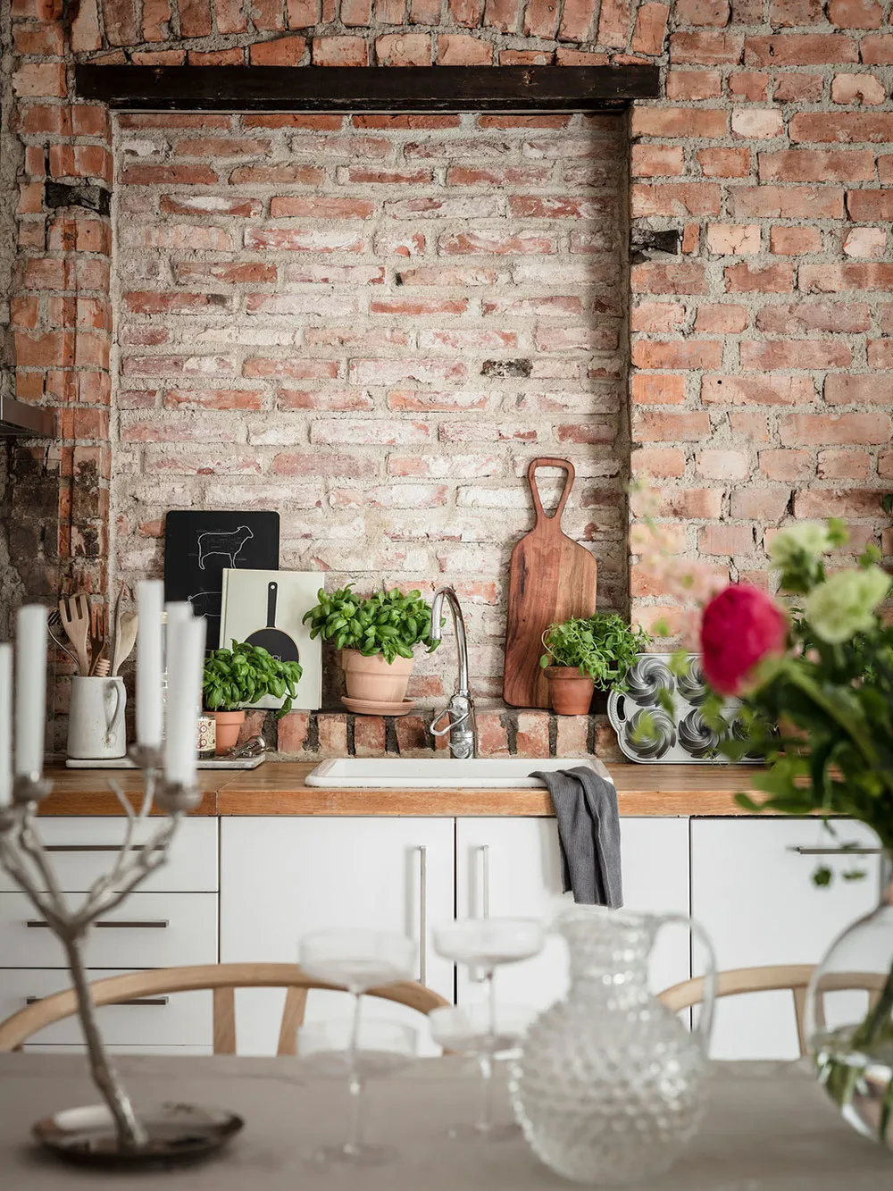 Светлый скандинавский интерьер со старинной кирпичной стеной на кухне (87 кв. м) - Gallery image 6