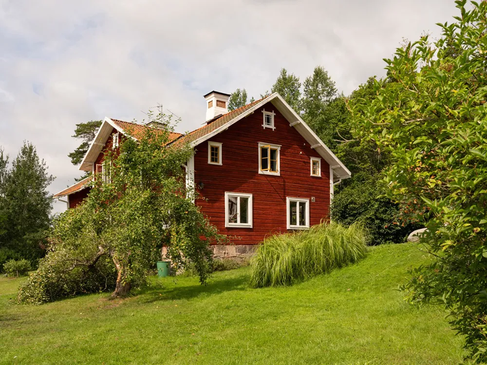 Просторные обновлённые интерьеры традиционной шведской дачи - Gallery image 32