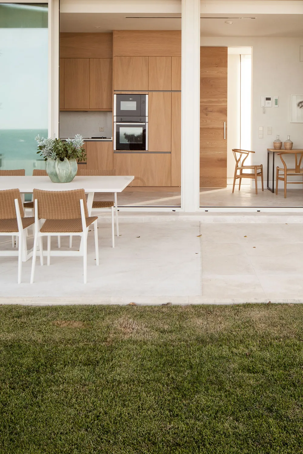 Светлый современный интерьер на берегу моря в Испании - Gallery image 8