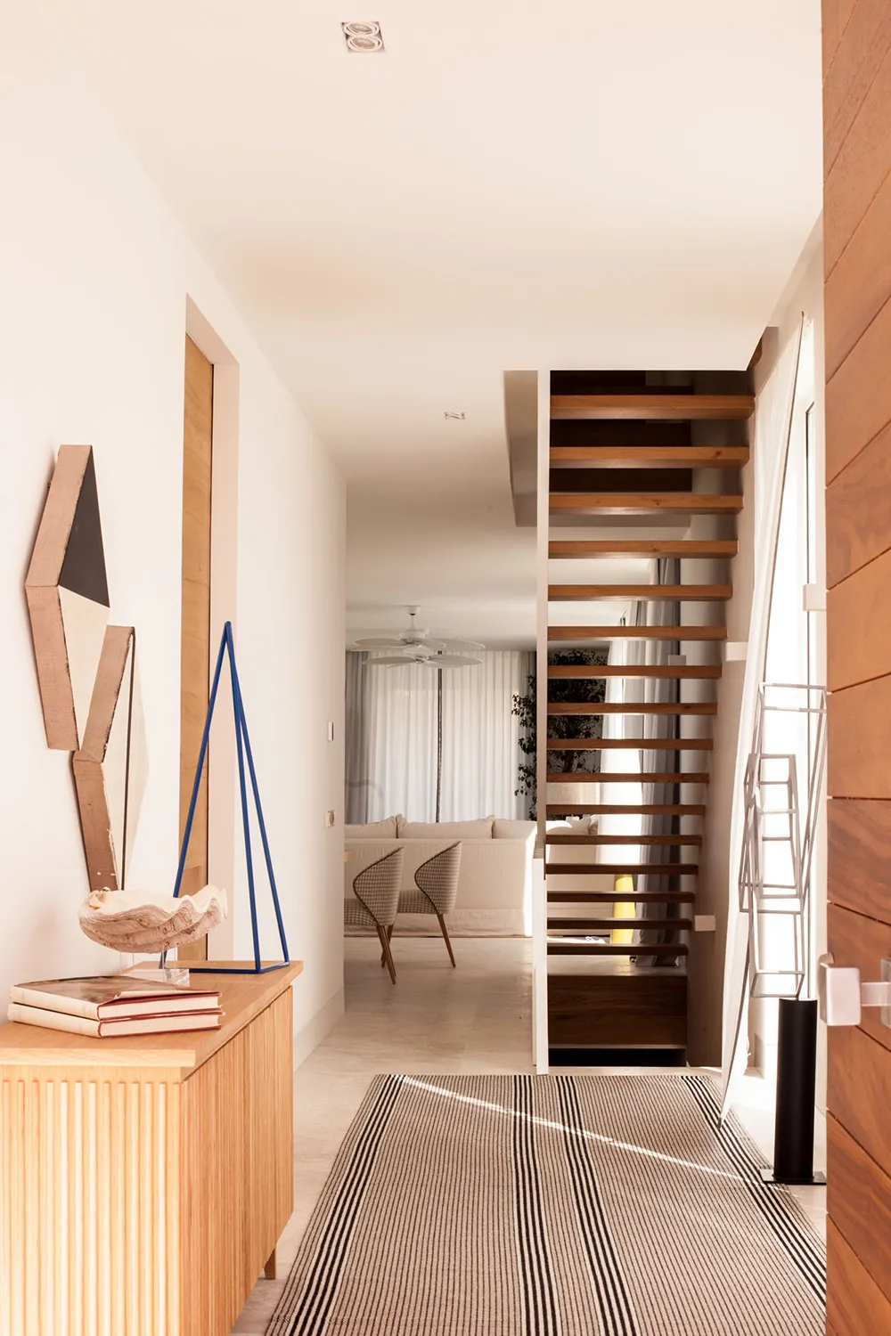 Светлый современный интерьер на берегу моря в Испании - Gallery image 17