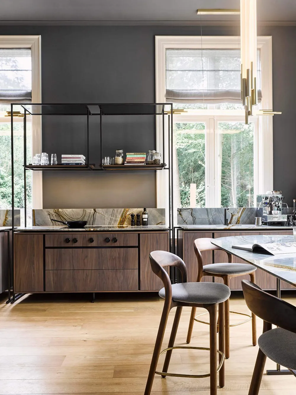 Красиві тони та стильний дизайн у інтер'єрах історичної вілли в Нідерландах - Gallery image 6