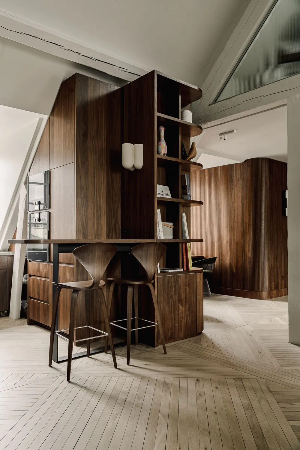 एक और पेरिस… छत के नीचे स्थित यह आकर्षक अपार्टमेंट, आधुनिक एवं स्टाइलिश डिज़ाइन का उत्कृष्ट उदाहरण है. - Gallery image 12