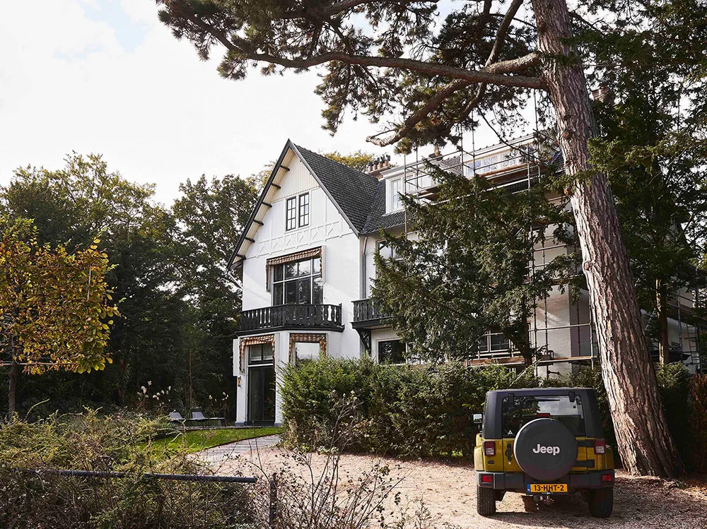 Красиві тони та стильний дизайн у інтер'єрах історичної вілли в Нідерландах - Gallery image 1