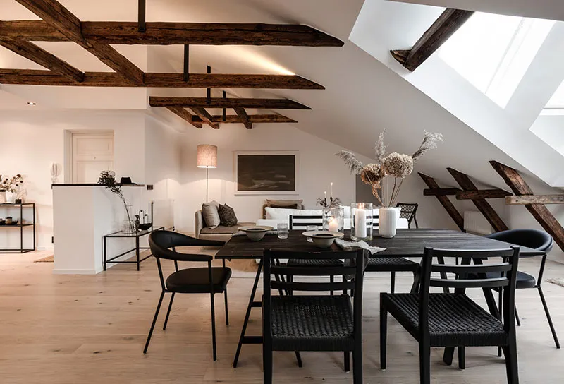 Просторная мансардная квартира со стеклянной перегородкой и балками (108 кв. м) - Gallery image 1