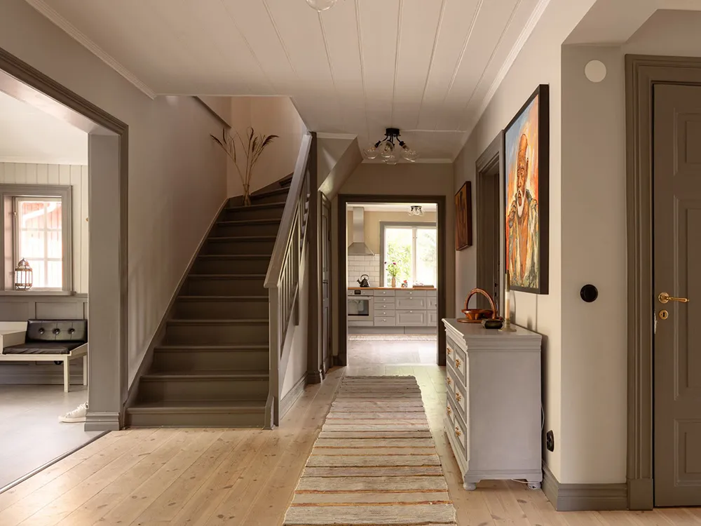 Просторные обновлённые интерьеры традиционной шведской дачи - Gallery image 19