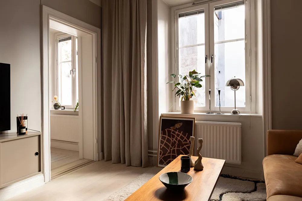 Стильний інтер'єр малої квартири з видом на кам'яну стіну (44 кв. м) - Gallery image 8