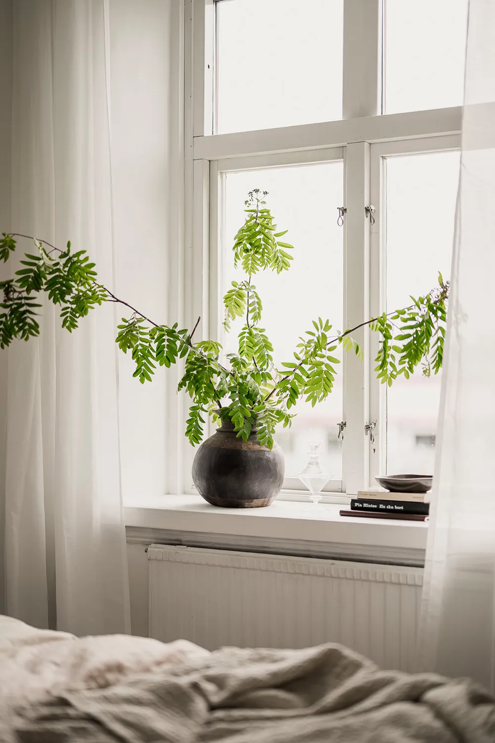 Белая скандинавская квартира с тёмным диваном (79 кв. м) - Gallery image 25