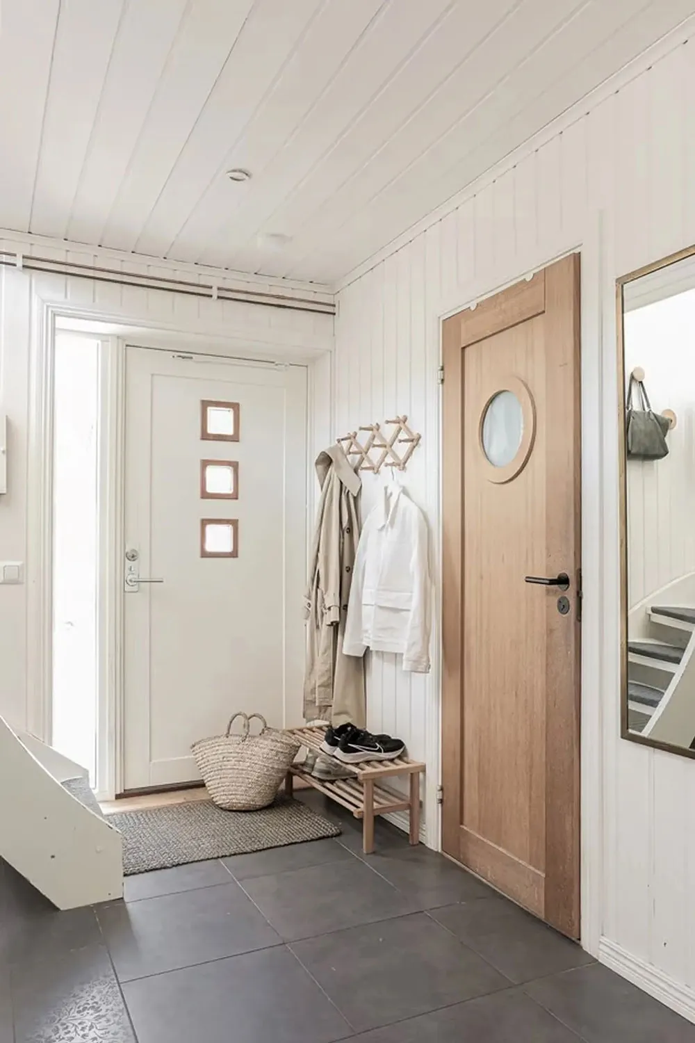 Deuxième lumière et fenêtres partout : maison au bord du lac en Suède - Gallery image 13