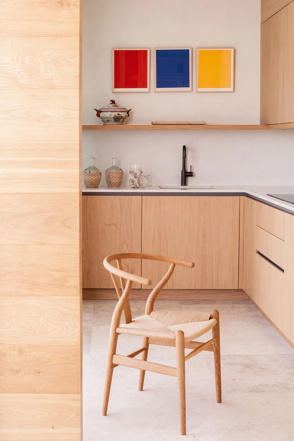 Светлый современный интерьер на берегу моря в Испании - Gallery image 9