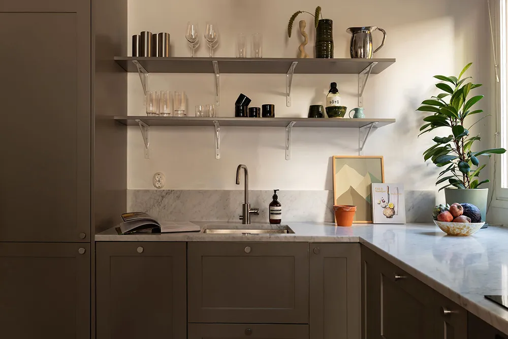 Стильний інтер'єр малої квартири з видом на кам'яну стіну (44 кв. м) - Gallery image 22