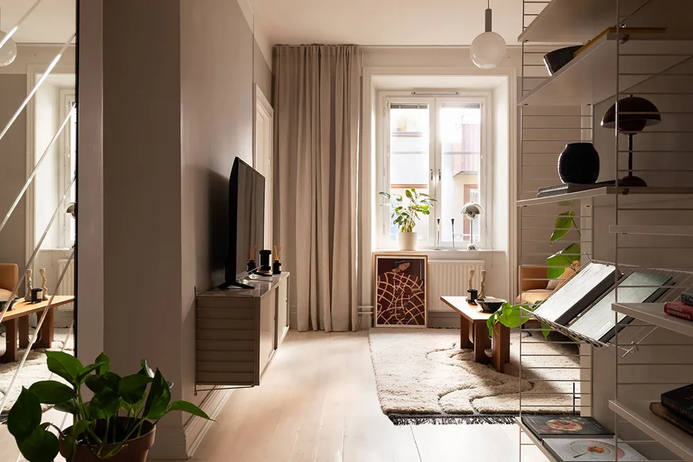 Стильний інтер'єр малої квартири з видом на кам'яну стіну (44 кв. м) - Gallery image 6